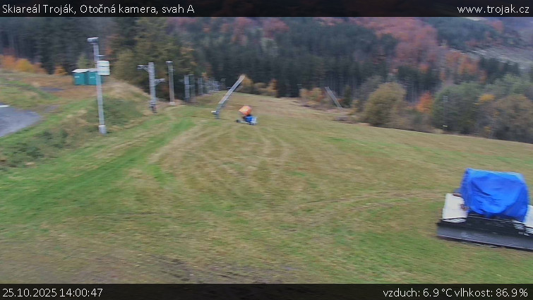 Skiareál Troják - Otočná kamera, svah A - 25.10.2025 v 14:00 Skiareál Troják - Otočná kamera, svah A - 25.10.2025 v 14:00