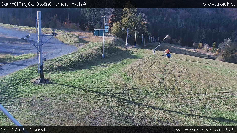 Skiareál Troják - Otočná kamera, svah A - 26.10.2025 v 14:30 Skiareál Troják - Otočná kamera, svah A - 26.10.2025 v 14:30