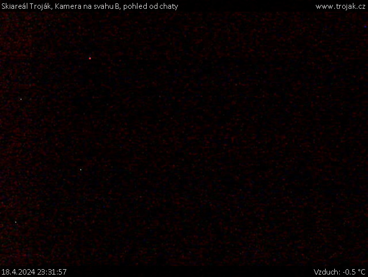 Skiareál Troják - Kamera na svahu B, pohled od chaty - 18.4.2024 v 23:31