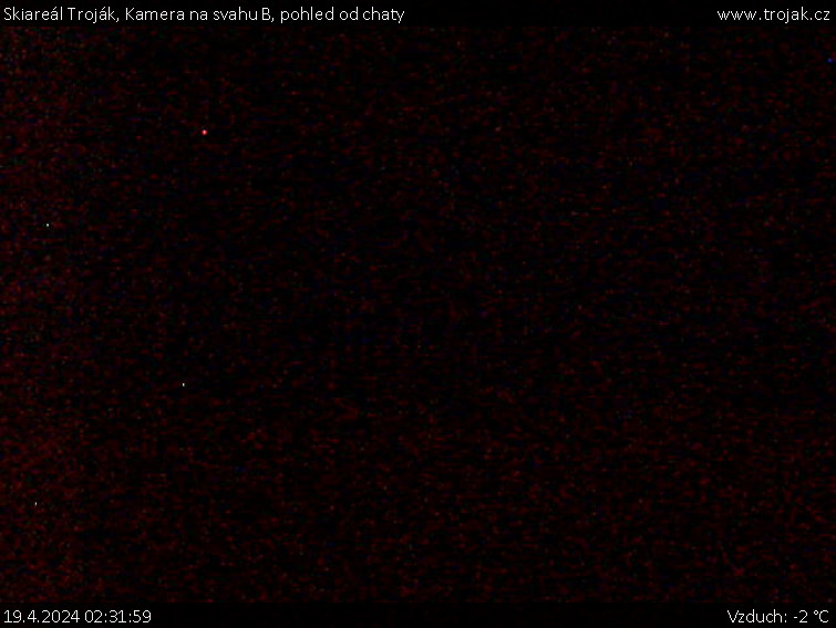 Skiareál Troják - Kamera na svahu B, pohled od chaty - 19.4.2024 v 02:31
