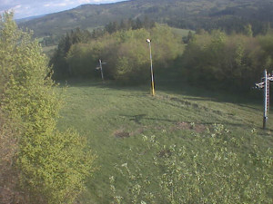 Skiareál Troják - Kamera na svahu B, pohled od chaty - 25.4.2024 v 17:31