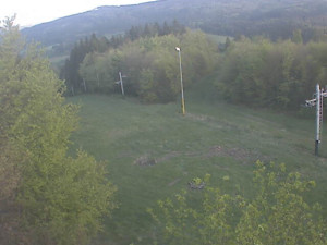 Skiareál Troják - Kamera na svahu B, pohled od chaty - 26.4.2024 v 18:00
