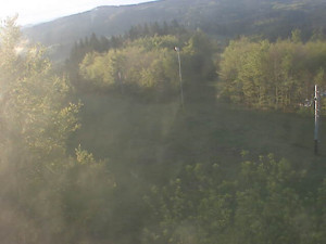 Skiareál Troják - Kamera na svahu B, pohled od chaty - 27.4.2024 v 06:30