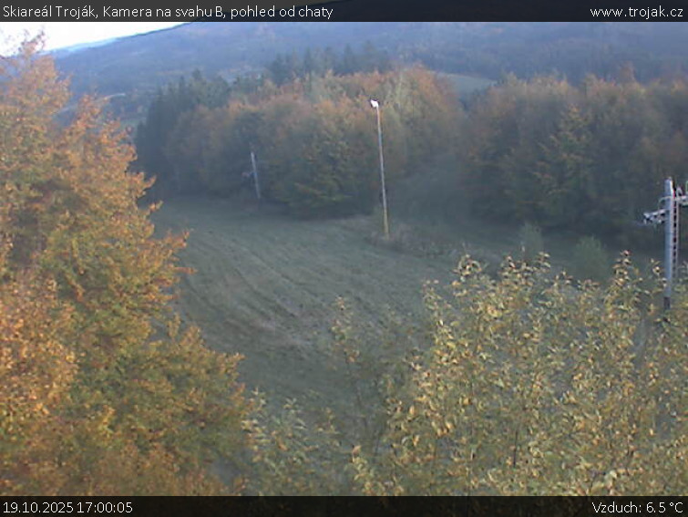 Skiareál Troják - Kamera na svahu B, pohled od chaty - 19.10.2025 v 17:00 Skiareál Troják - Kamera na svahu B, pohled od chaty - 19.10.2025 v 17:00