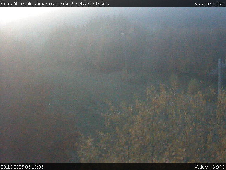 Skiareál Troják - Kamera na svahu B, pohled od chaty - 30.10.2025 v 06:10 Skiareál Troják - Kamera na svahu B, pohled od chaty - 30.10.2025 v 06:10