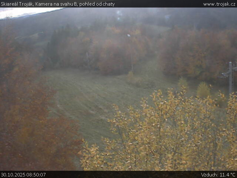 Skiareál Troják - Kamera na svahu B, pohled od chaty - 30.10.2025 v 08:50 Skiareál Troják - Kamera na svahu B, pohled od chaty - 30.10.2025 v 08:50