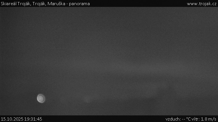 Skiareál Troják - Troják, Maruška - panorama - 15.10.2025 v 19:31 Skiareál Troják - Troják, Maruška - panorama - 15.10.2025 v 19:31
