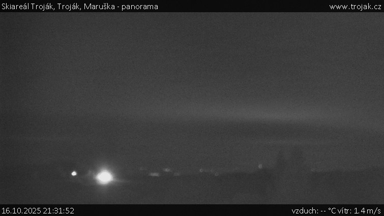 Skiareál Troják - Troják, Maruška - panorama - 16.10.2025 v 21:31 Skiareál Troják - Troják, Maruška - panorama - 16.10.2025 v 21:31
