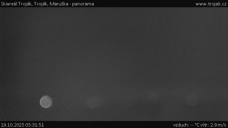 Skiareál Troják - Troják, Maruška - panorama - 19.10.2025 v 05:31 Skiareál Troják - Troják, Maruška - panorama - 19.10.2025 v 05:31