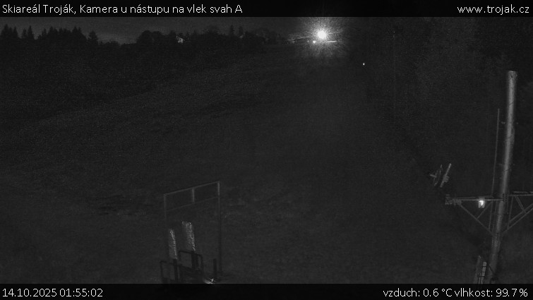 Skiareál Troják - Kamera u nástupu na vlek svah A - 14.10.2025 v 01:55 Skiareál Troják - Kamera u nástupu na vlek svah A - 14.10.2025 v 01:55