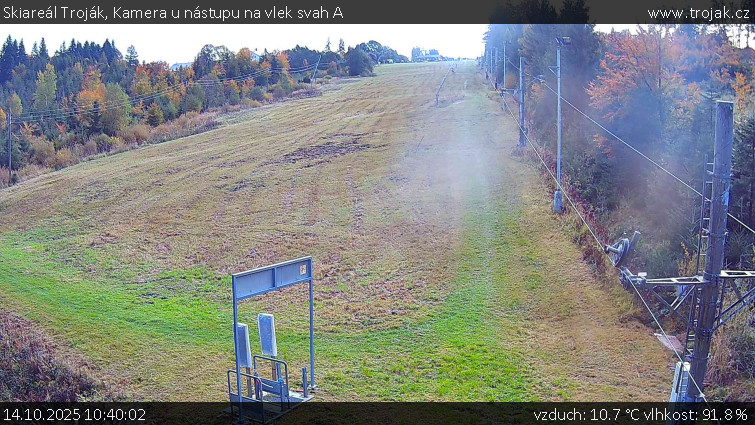 Skiareál Troják - Kamera u nástupu na vlek svah A - 14.10.2025 v 10:40 Skiareál Troják - Kamera u nástupu na vlek svah A - 14.10.2025 v 10:40