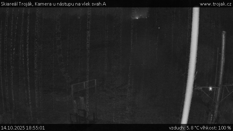 Skiareál Troják - Kamera u nástupu na vlek svah A - 14.10.2025 v 18:55 Skiareál Troják - Kamera u nástupu na vlek svah A - 14.10.2025 v 18:55