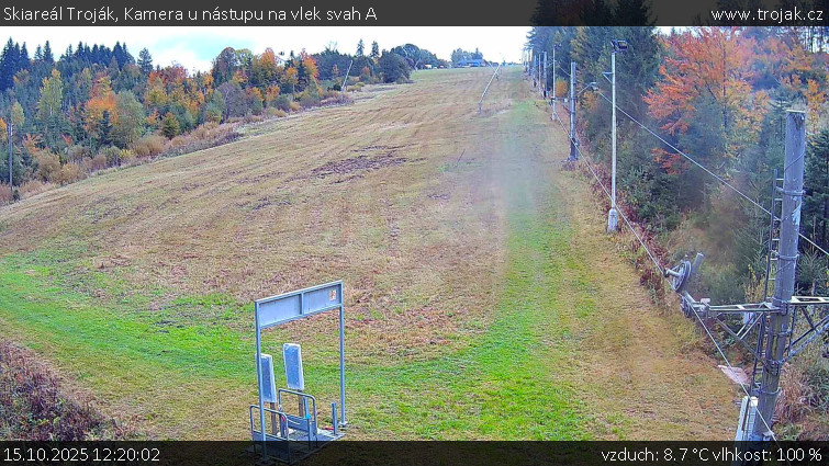 Skiareál Troják - Kamera u nástupu na vlek svah A - 15.10.2025 v 12:20 Skiareál Troják - Kamera u nástupu na vlek svah A - 15.10.2025 v 12:20