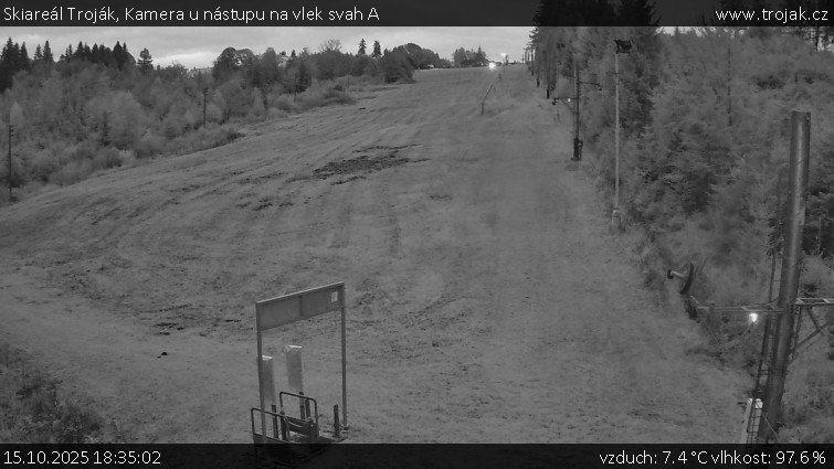 Skiareál Troják - Kamera u nástupu na vlek svah A - 15.10.2025 v 18:35 Skiareál Troják - Kamera u nástupu na vlek svah A - 15.10.2025 v 18:35