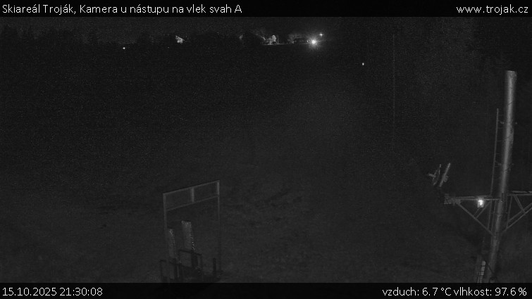 Skiareál Troják - Kamera u nástupu na vlek svah A - 15.10.2025 v 21:30 Skiareál Troják - Kamera u nástupu na vlek svah A - 15.10.2025 v 21:30