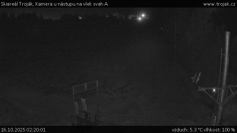 Skiareál Troják - Kamera u nástupu na vlek svah A - 16.10.2025 v 02:20 Skiareál Troják - Kamera u nástupu na vlek svah A - 16.10.2025 v 02:20