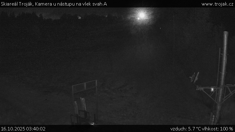 Skiareál Troják - Kamera u nástupu na vlek svah A - 16.10.2025 v 03:40 Skiareál Troják - Kamera u nástupu na vlek svah A - 16.10.2025 v 03:40