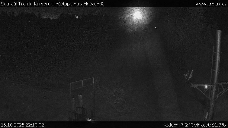 Skiareál Troják - Kamera u nástupu na vlek svah A - 16.10.2025 v 22:10 Skiareál Troják - Kamera u nástupu na vlek svah A - 16.10.2025 v 22:10