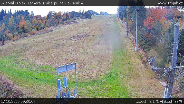 Skiareál Troják - Kamera u nástupu na vlek svah A - 17.10.2025 v 09:30 Skiareál Troják - Kamera u nástupu na vlek svah A - 17.10.2025 v 09:30