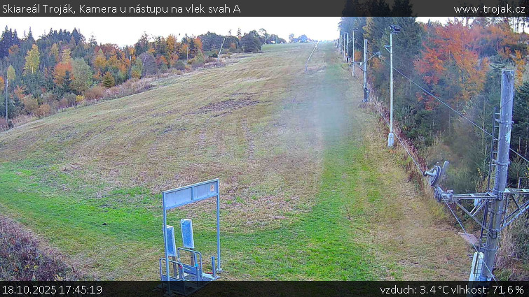 Skiareál Troják - Kamera u nástupu na vlek svah A - 18.10.2025 v 17:45 Skiareál Troják - Kamera u nástupu na vlek svah A - 18.10.2025 v 17:45