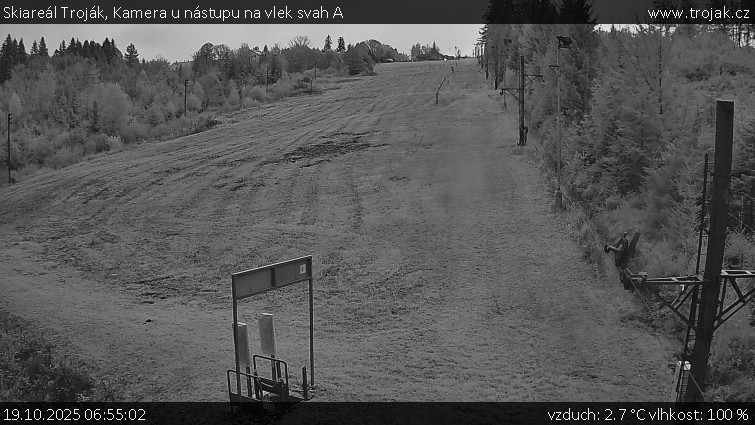 Skiareál Troják - Kamera u nástupu na vlek svah A - 19.10.2025 v 06:55 Skiareál Troják - Kamera u nástupu na vlek svah A - 19.10.2025 v 06:55