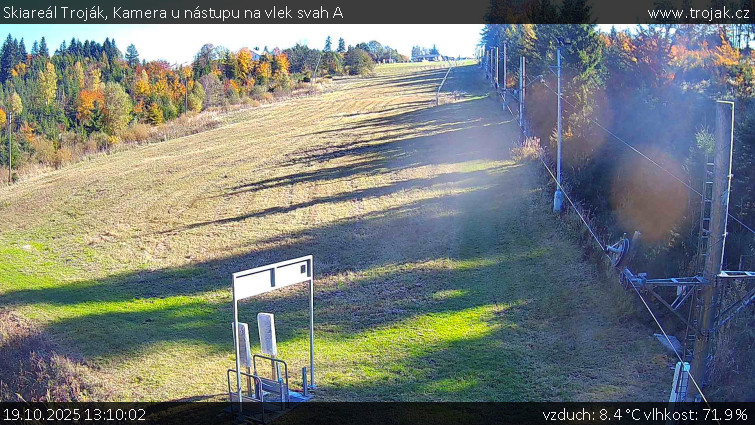 Skiareál Troják - Kamera u nástupu na vlek svah A - 19.10.2025 v 13:10 Skiareál Troják - Kamera u nástupu na vlek svah A - 19.10.2025 v 13:10