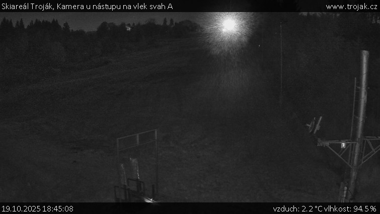 Skiareál Troják - Kamera u nástupu na vlek svah A - 19.10.2025 v 18:45 Skiareál Troják - Kamera u nástupu na vlek svah A - 19.10.2025 v 18:45