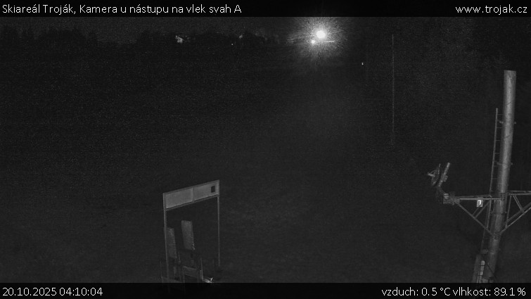 Skiareál Troják - Kamera u nástupu na vlek svah A - 20.10.2025 v 04:10 Skiareál Troják - Kamera u nástupu na vlek svah A - 20.10.2025 v 04:10