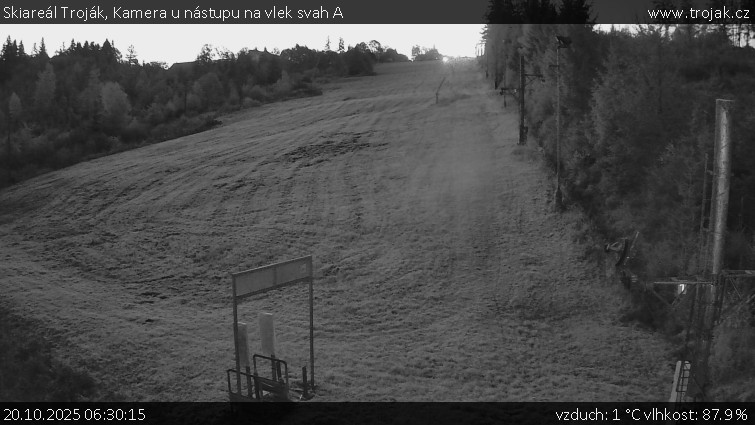 Skiareál Troják - Kamera u nástupu na vlek svah A - 20.10.2025 v 06:30 Skiareál Troják - Kamera u nástupu na vlek svah A - 20.10.2025 v 06:30
