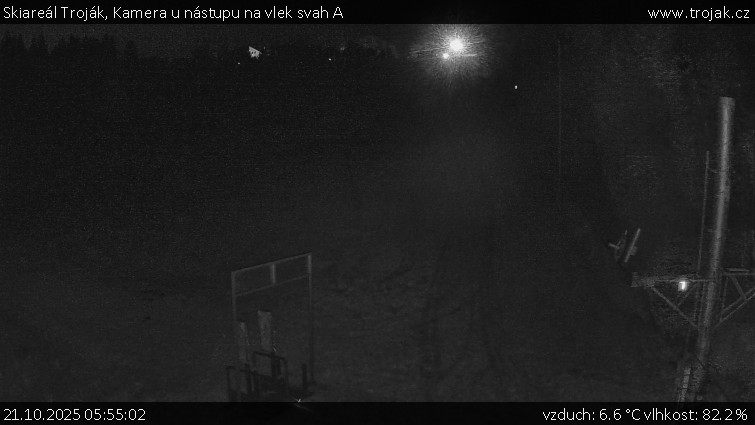 Skiareál Troják - Kamera u nástupu na vlek svah A - 21.10.2025 v 05:55 Skiareál Troják - Kamera u nástupu na vlek svah A - 21.10.2025 v 05:55