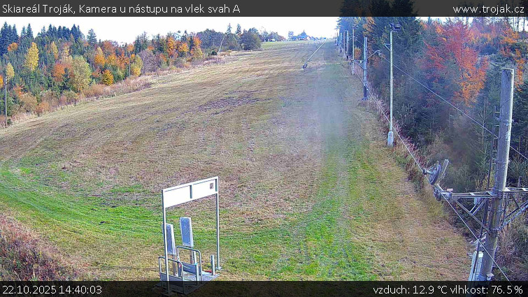 Skiareál Troják - Kamera u nástupu na vlek svah A - 22.10.2025 v 14:40 Skiareál Troják - Kamera u nástupu na vlek svah A - 22.10.2025 v 14:40