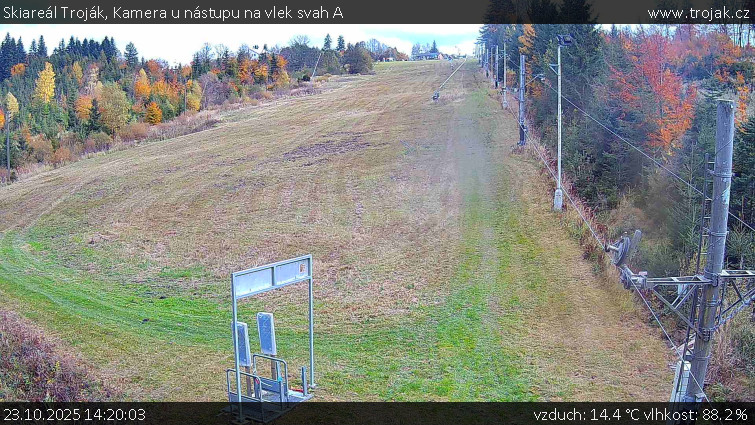 Skiareál Troják - Kamera u nástupu na vlek svah A - 23.10.2025 v 14:20 Skiareál Troják - Kamera u nástupu na vlek svah A - 23.10.2025 v 14:20