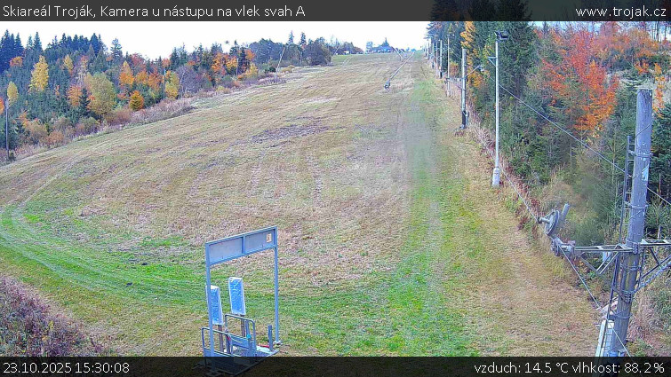 Skiareál Troják - Kamera u nástupu na vlek svah A - 23.10.2025 v 15:30 Skiareál Troják - Kamera u nástupu na vlek svah A - 23.10.2025 v 15:30
