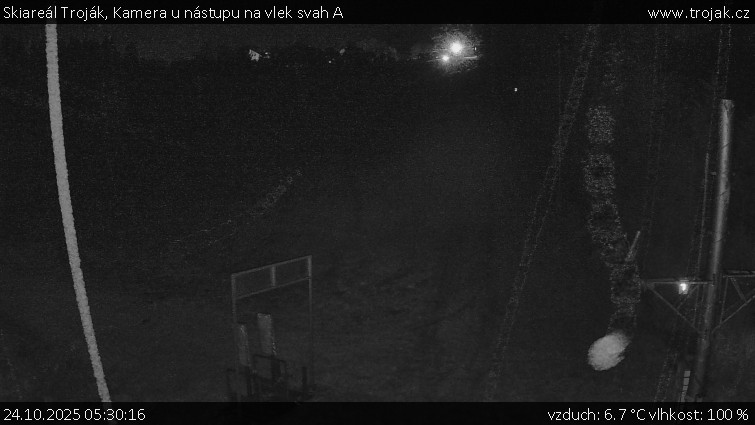 Skiareál Troják - Kamera u nástupu na vlek svah A - 24.10.2025 v 05:30 Skiareál Troják - Kamera u nástupu na vlek svah A - 24.10.2025 v 05:30