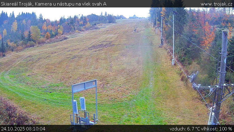 Skiareál Troják - Kamera u nástupu na vlek svah A - 24.10.2025 v 08:10 Skiareál Troják - Kamera u nástupu na vlek svah A - 24.10.2025 v 08:10