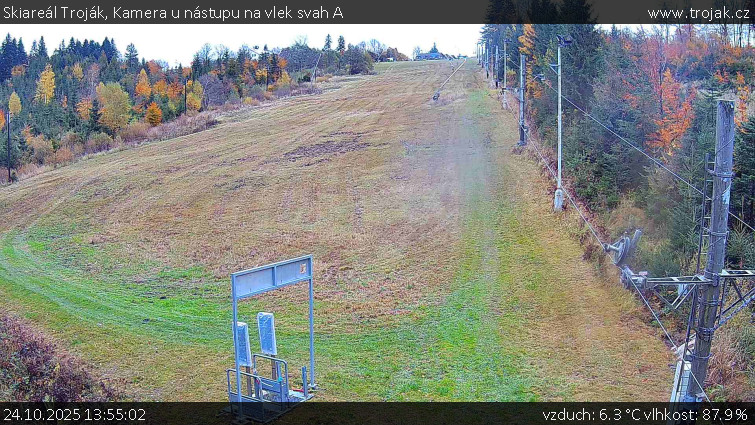 Skiareál Troják - Kamera u nástupu na vlek svah A - 24.10.2025 v 13:55 Skiareál Troják - Kamera u nástupu na vlek svah A - 24.10.2025 v 13:55