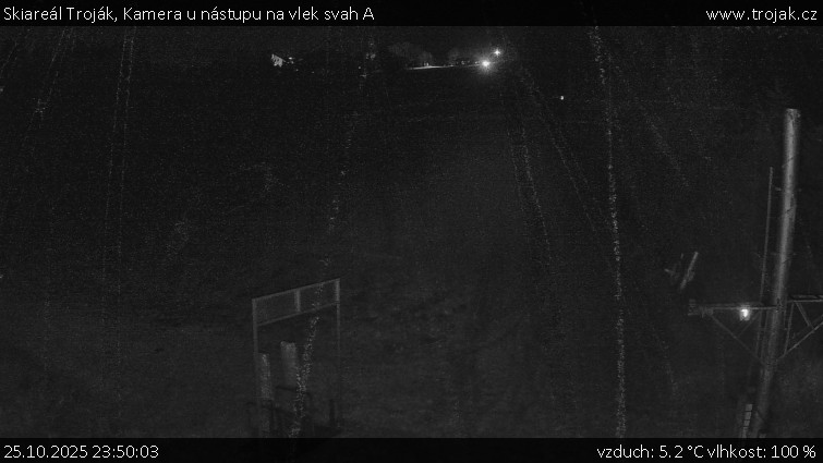 Skiareál Troják - Kamera u nástupu na vlek svah A - 25.10.2025 v 23:50 Skiareál Troják - Kamera u nástupu na vlek svah A - 25.10.2025 v 23:50