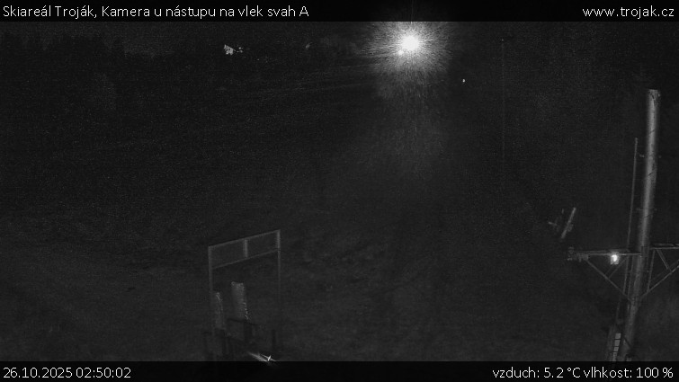 Skiareál Troják - Kamera u nástupu na vlek svah A - 26.10.2025 v 02:50 Skiareál Troják - Kamera u nástupu na vlek svah A - 26.10.2025 v 02:50