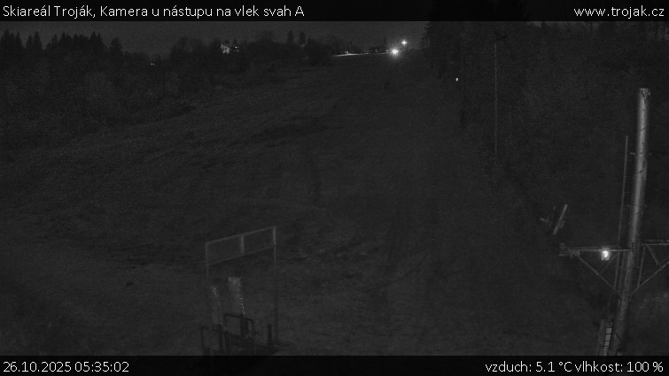 Skiareál Troják - Kamera u nástupu na vlek svah A - 26.10.2025 v 05:35 Skiareál Troják - Kamera u nástupu na vlek svah A - 26.10.2025 v 05:35