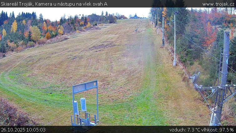 Skiareál Troják - Kamera u nástupu na vlek svah A - 26.10.2025 v 10:05 Skiareál Troják - Kamera u nástupu na vlek svah A - 26.10.2025 v 10:05