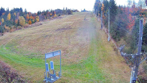 Skiareál Troják - Kamera u nástupu na vlek svah A - 26.10.2025 v 12:50 Skiareál Troják - Kamera u nástupu na vlek svah A - 26.10.2025 v 12:50
