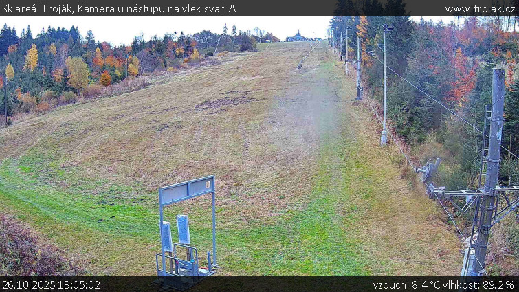 Skiareál Troják - Kamera u nástupu na vlek svah A - 26.10.2025 v 13:05 Skiareál Troják - Kamera u nástupu na vlek svah A - 26.10.2025 v 13:05
