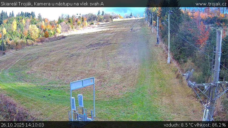 Skiareál Troják - Kamera u nástupu na vlek svah A - 26.10.2025 v 14:10 Skiareál Troják - Kamera u nástupu na vlek svah A - 26.10.2025 v 14:10