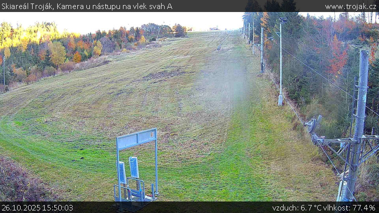 Skiareál Troják - Kamera u nástupu na vlek svah A - 26.10.2025 v 15:50 Skiareál Troják - Kamera u nástupu na vlek svah A - 26.10.2025 v 15:50