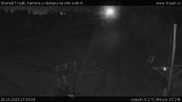 Skiareál Troják - Kamera u nástupu na vlek svah A - 26.10.2025 v 17:50 Skiareál Troják - Kamera u nástupu na vlek svah A - 26.10.2025 v 17:50