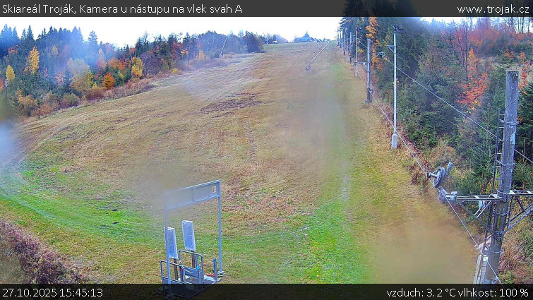 Skiareál Troják - Kamera u nástupu na vlek svah A - 27.10.2025 v 15:45 Skiareál Troják - Kamera u nástupu na vlek svah A - 27.10.2025 v 15:45