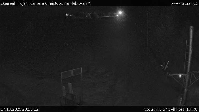 Skiareál Troják - Kamera u nástupu na vlek svah A - 27.10.2025 v 20:15 Skiareál Troják - Kamera u nástupu na vlek svah A - 27.10.2025 v 20:15