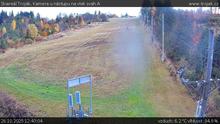 Skiareál Troják - Kamera u nástupu na vlek svah A - 28.10.2025 v 12:40 Skiareál Troják - Kamera u nástupu na vlek svah A - 28.10.2025 v 12:40