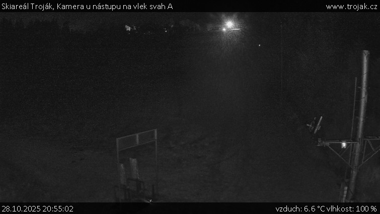 Skiareál Troják - Kamera u nástupu na vlek svah A - 28.10.2025 v 20:55 Skiareál Troják - Kamera u nástupu na vlek svah A - 28.10.2025 v 20:55