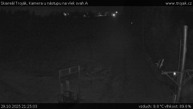 Skiareál Troják - Kamera u nástupu na vlek svah A - 29.10.2025 v 21:25 Skiareál Troják - Kamera u nástupu na vlek svah A - 29.10.2025 v 21:25